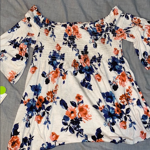 Off the shoulder shirt - Picture 3 of 3